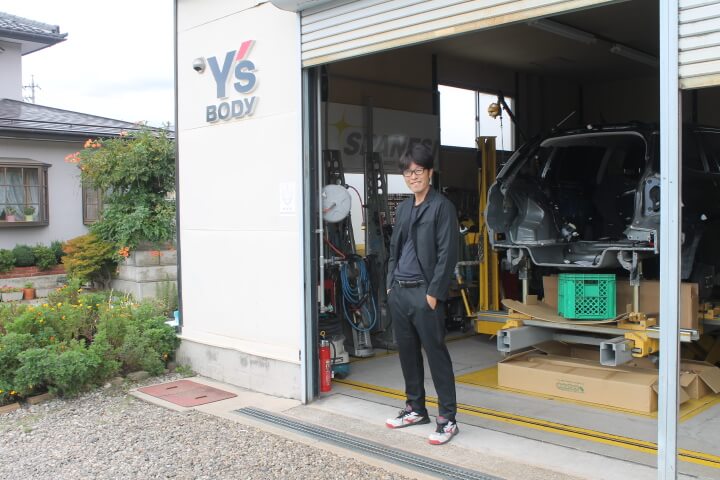 スーツ型作業着を着用する代表小林